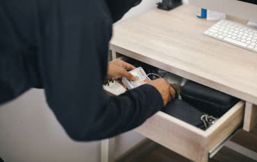 Niewidoczny zamek do szafki. Prosty sposób na ochronę dokumentów